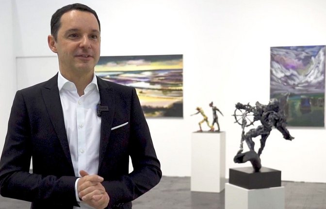 Thomas Fuchs (hier 2023 auf der Art Cologne – mit Werken von  Rainer Fetting<span class='image-autor'>Foto: Art Cologne/Messe TV</span>