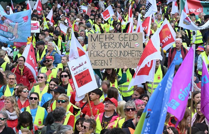 Laut Verdi nahmen 8.000 Menschen an der Demo teil.<span class='image-autor'>Foto: Julian Stratenschulte/dpa</span>