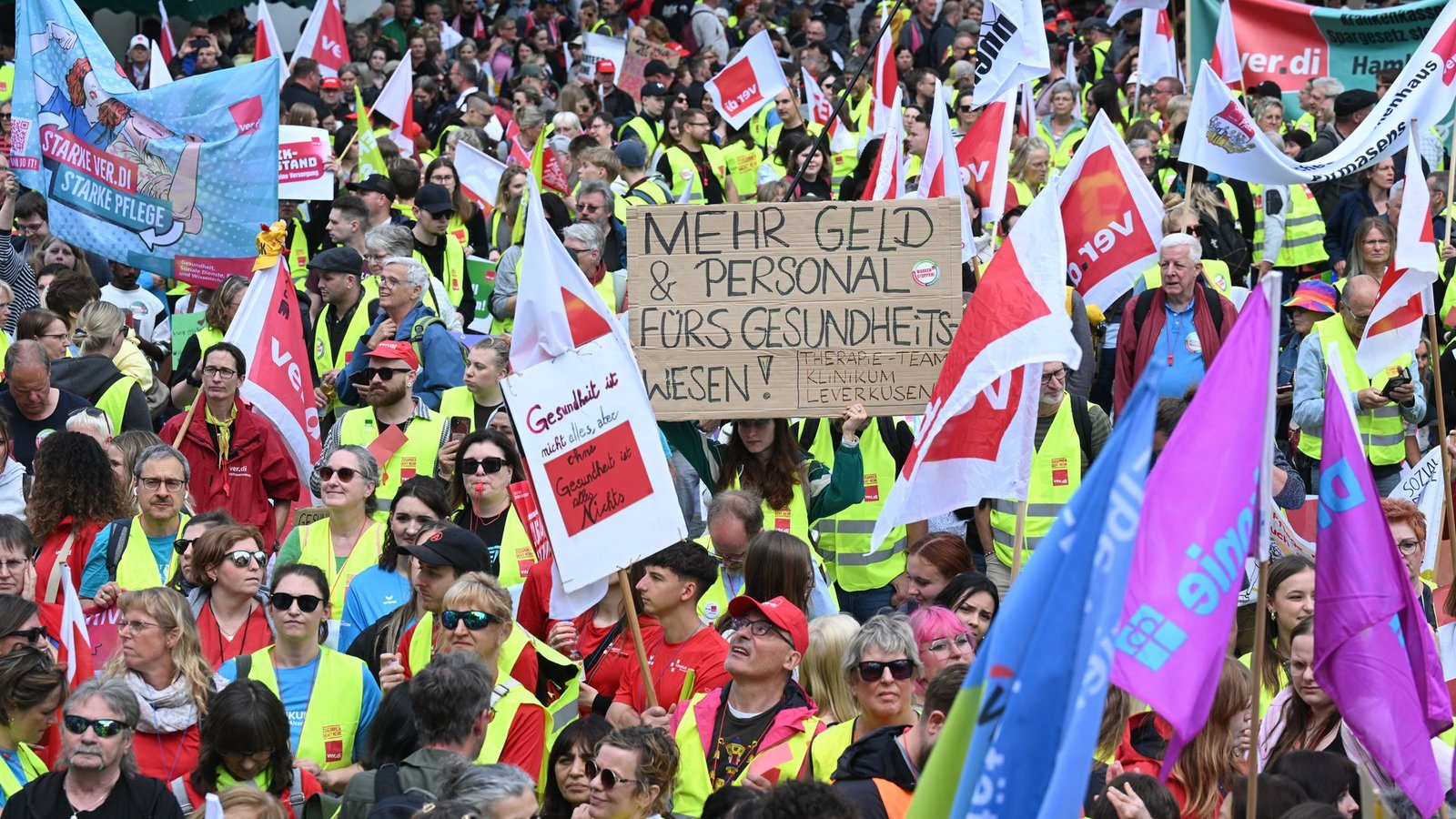 Laut Verdi nahmen 8.000 Menschen an der Demo teil.Foto: Julian Stratenschulte/dpa