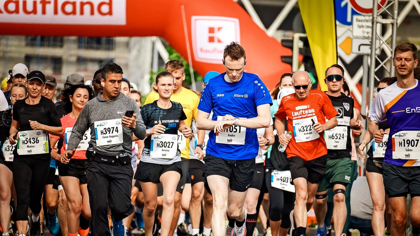 5500 Teilnehmer machten sich am Sonntag auf die Halbmarathonstrecke. Insgesamt waren mehr als 10 000 Laufbegeisterte am Start.Foto: Lichtgut/Ferdinando Iannone