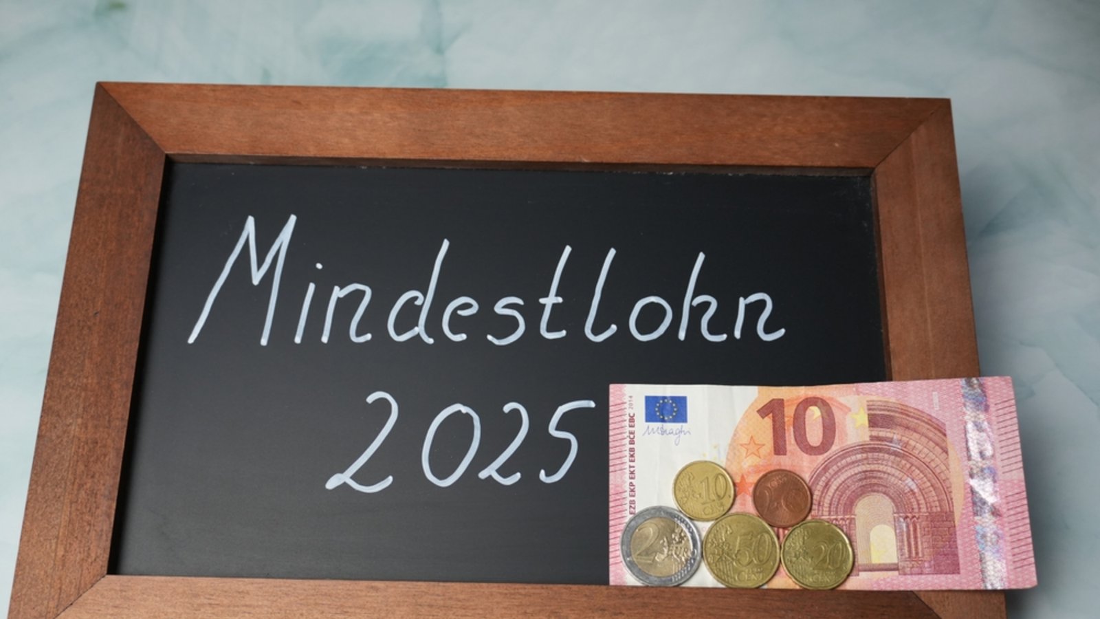 Aktuell beträgt der Mindestlohn 12,82 Euro.Foto: Janet Worg / shutterstock.com Aktuell beträgt der Mindestlohn 12,82 Euro.Foto: Janet Worg / shutterstock.com