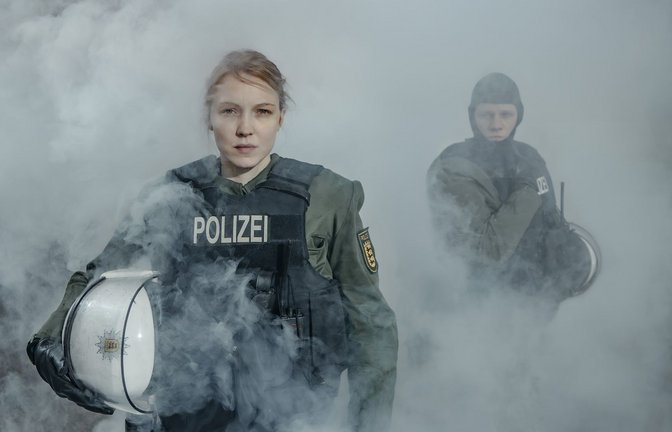 Rebecca Henselmann, dargestellt von Magdalena Laubisch, heißt im SWR-Thriller „Die Nichte des Polizisten“ die 2007 in Heilbronn ermordete Polizistin Michèle Kiesewetter.<span class='image-autor'>Foto: SWR/Leonin Studios</span>
