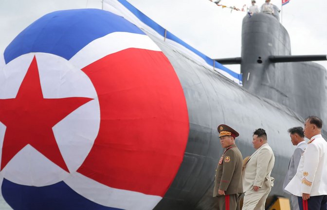 Spiel mit der Angst: Nordkoreas Diktator Kim Jong-Un (2. v. l.) treibt das Atomwaffenprogramm seines Landes voran.<span class='image-autor'>Foto: Uncredited/KCNA/KNS/dpa/Uncredited</span>