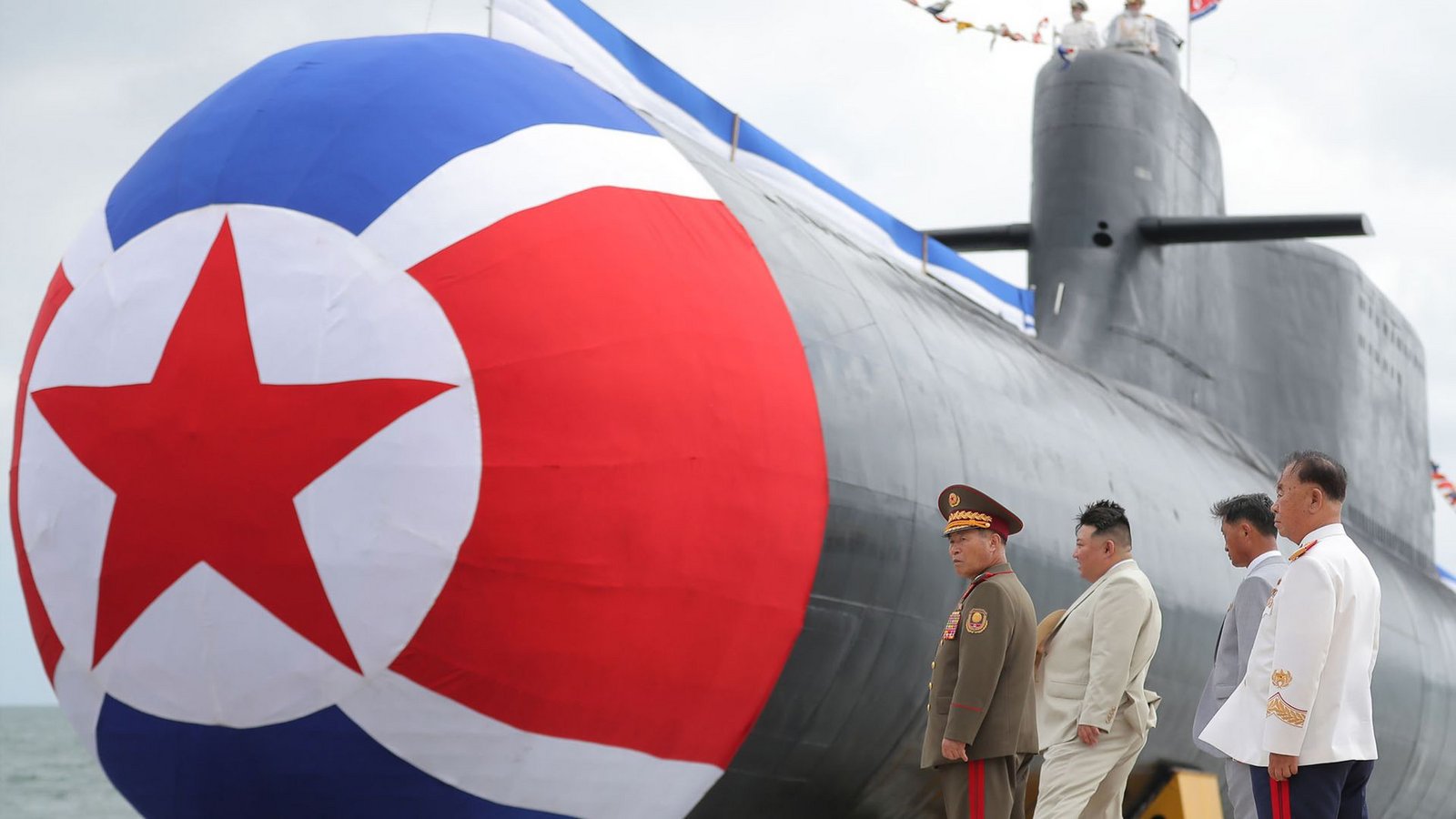 Spiel mit der Angst: Nordkoreas Diktator Kim Jong-Un (2. v. l.) treibt das Atomwaffenprogramm seines Landes voran.Foto: Uncredited/KCNA/KNS/dpa/Uncredited