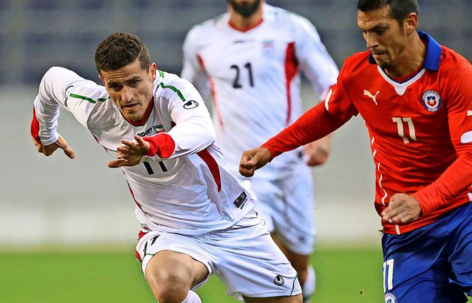 Der kurdischstämmige Abwehrspieler  Vouria Ghafouri (links) wurde  während der Fußball-WM 2022 wegen seiner Kritik am Regime verhaftet.<span class='image-autor'>Foto: imago/GEPA pictures</span>
