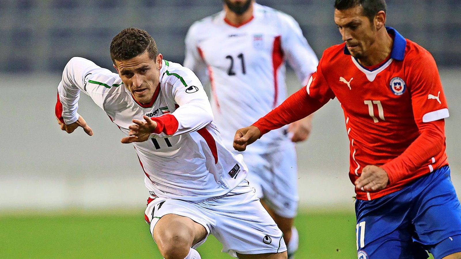 Der kurdischstämmige Abwehrspieler Vouria Ghafouri (links) wurde während der Fußball-WM 2022 wegen seiner Kritik am Regime verhaftet.Foto: imago/GEPA pictures Der kurdischstämmige Abwehrspieler Vouria Ghafouri (links) wurde während der Fußball-WM 2022 wegen seiner Kritik am Regime verhaftet.Foto: imago/GEPA pictures