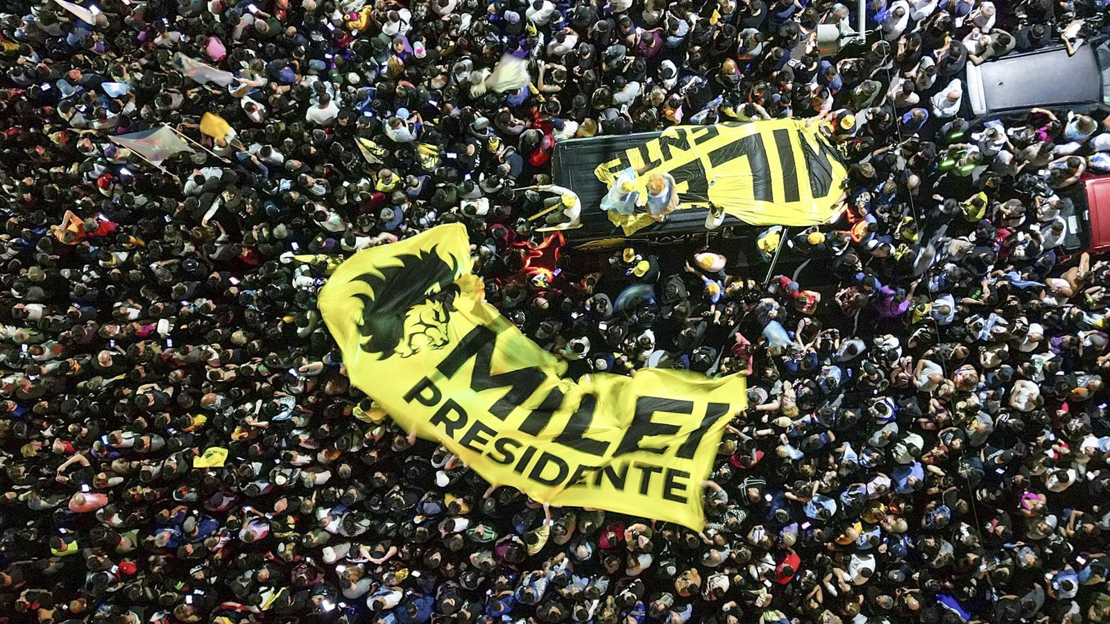 Anhänger von Javier Milei feiern seinen Wahlsieg in ArgentinienFoto: dpa/Fernando Gens