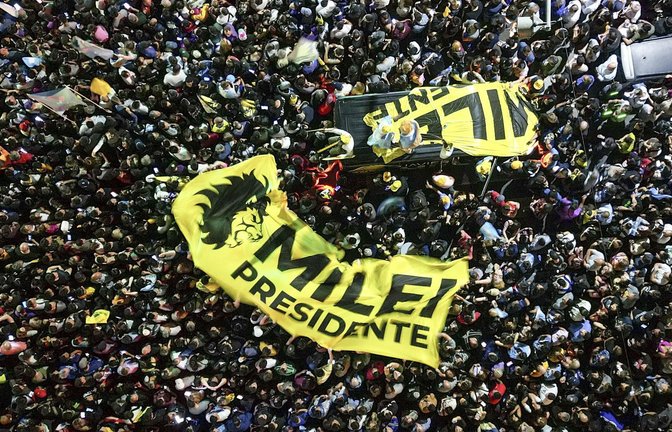 Anhänger von Javier Milei feiern seinen Wahlsieg in Argentinien<span class='image-autor'>Foto: dpa/Fernando Gens</span>