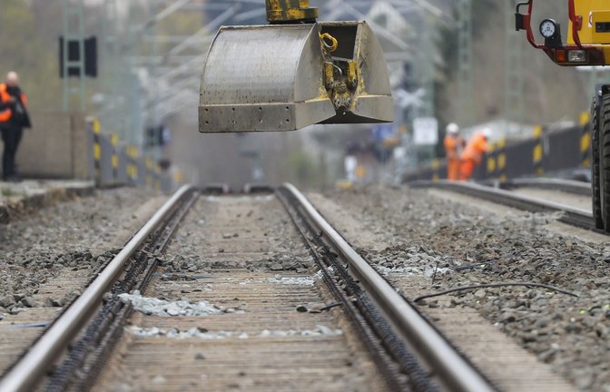Sanierung einer Bahnbrücke – der aufgelaufene Investitionsstau ist enorm.<span class='image-autor'>Foto: dpa/Jan Woitas</span>
