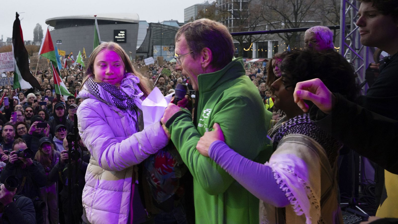Am Wochenende stürmte ein Mann bei einem Klimaprotest die Bühne, weil er sich über Thunbergs Rede ärgerte.Foto: dpa/Peter Dejong Am Wochenende stürmte ein Mann bei einem Klimaprotest die Bühne, weil er sich über Thunbergs Rede ärgerte.Foto: dpa/Peter Dejong