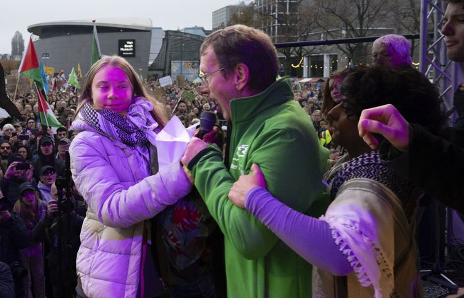 Am Wochenende stürmte ein Mann bei einem Klimaprotest die Bühne, weil er sich über Thunbergs Rede ärgerte.<span class='image-autor'>Foto: dpa/Peter Dejong</span>