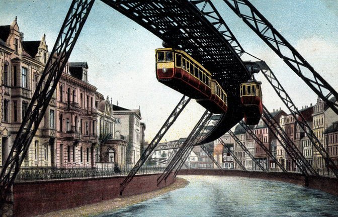 Fliegen im Dreivierteltakt: Historische Postkarte der Wuppertaler Schwebebahn<span class='image-autor'>Foto: imago images/Arkivi</span>