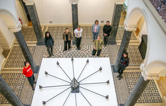 Die Meisterschülerinnen und -schüler des Weißenhof-Programms im Foyer der Villa Merkel<span class='image-autor'>Foto: Roberto Bulgrin</span>