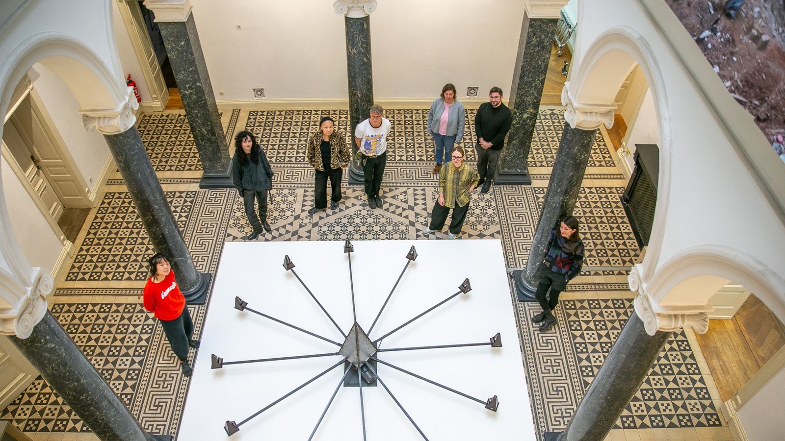 Die Meisterschülerinnen und -schüler des Weißenhof-Programms im Foyer der Villa MerkelFoto: Roberto Bulgrin Die Meisterschülerinnen und -schüler des Weißenhof-Programms im Foyer der Villa MerkelFoto: Roberto Bulgrin