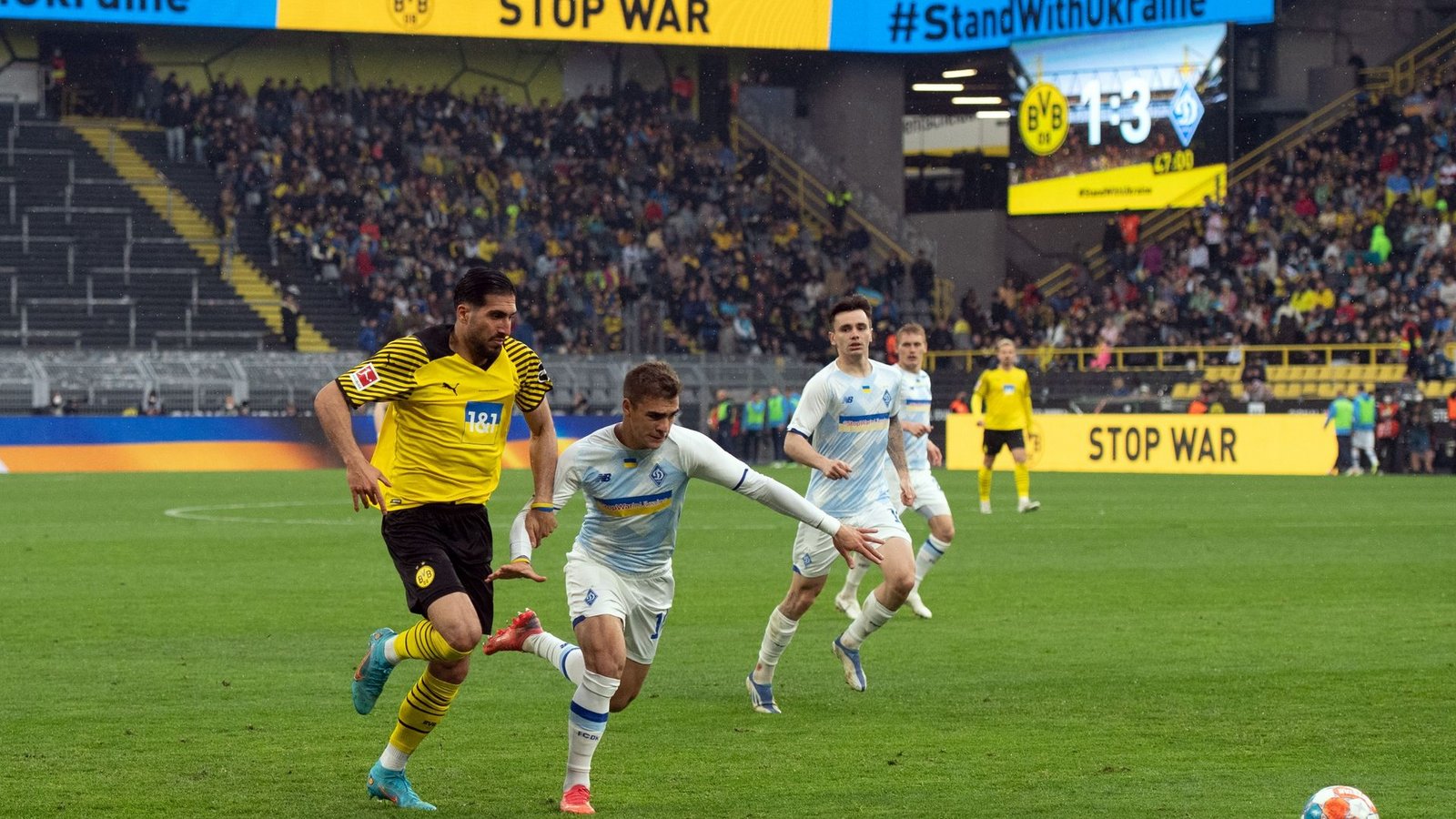 Dortmunds Emre Can (l) und Kostiantyn Vivcharenko kämpfen beim Benefizspiel um den Ball.Foto: Bernd Thissen/dpa
