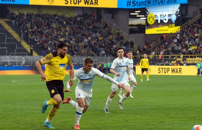 Dortmunds Emre Can (l) und Kostiantyn Vivcharenko kämpfen beim Benefizspiel um den Ball.<span class='image-autor'>Foto: Bernd Thissen/dpa</span>