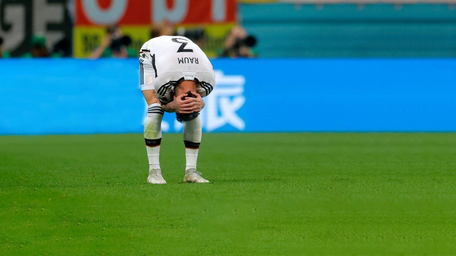 Verzweiflung pur bei David Raum und der deutschen Mannschaft: Nach nur drei Spielen ist die Weltmeisterschaft für das DFB-Team beendet.Foto: AFP/Odd Andersen