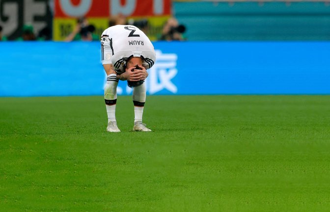 Verzweiflung pur bei David Raum und der deutschen Mannschaft: Nach nur drei Spielen ist die Weltmeisterschaft für das DFB-Team beendet.<span class='image-autor'>Foto: AFP/Odd Andersen</span>