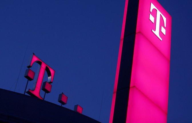 Das Logo der Deutschen Telekom leuchtet auf dem Dach der Unternehmenszentrale.<span class='image-autor'>Foto: Oliver Berg/dpa</span>