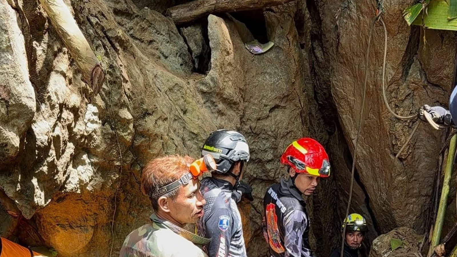 Die Retter müssen durch schmale Gänge kriechen.Foto: Uncredited/Metta Tham Rescue Kalasin/AP/dpa