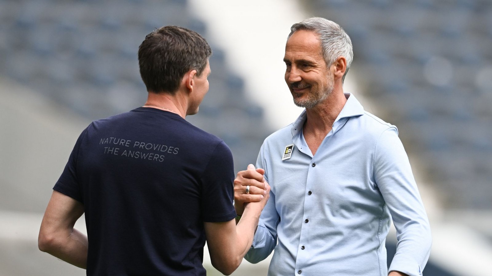Frankfurts Cheftrainer Oliver Glasner (l) und Ex-Eintracht-Coach Adi Hütter.Foto: Arne Dedert/dpa
