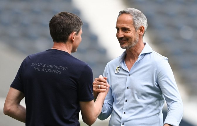 Frankfurts Cheftrainer Oliver Glasner (l) und Ex-Eintracht-Coach Adi Hütter.<span class='image-autor'>Foto: Arne Dedert/dpa</span>