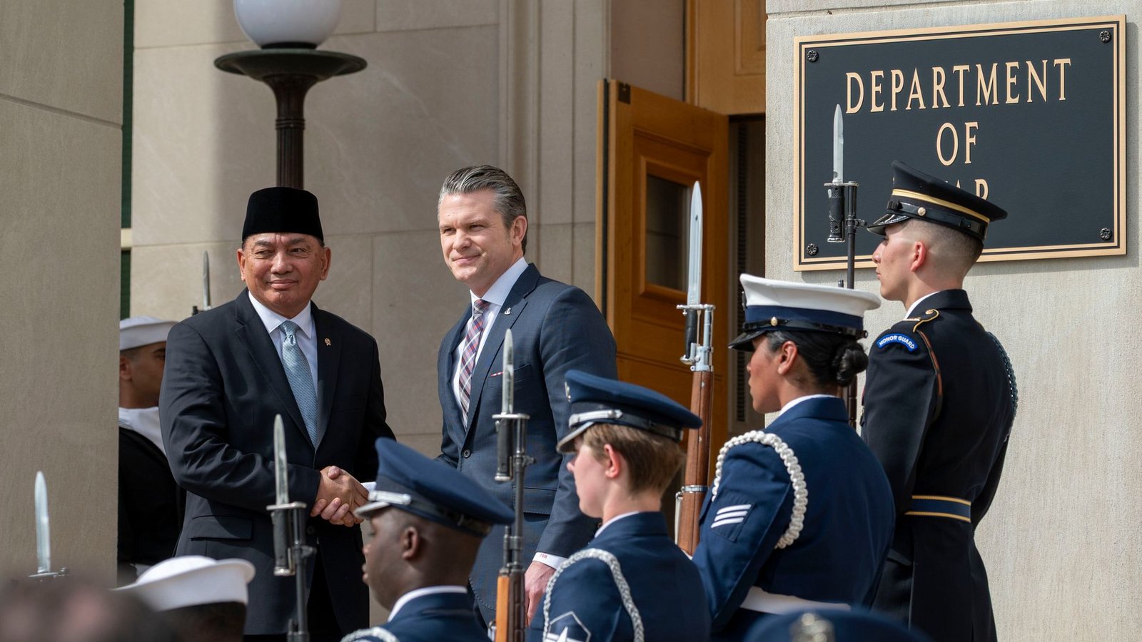 Die USA und Indonesien wollen künftig noch enger zusammenarbeiten.Foto: Kevin Wolf/AP/dpa