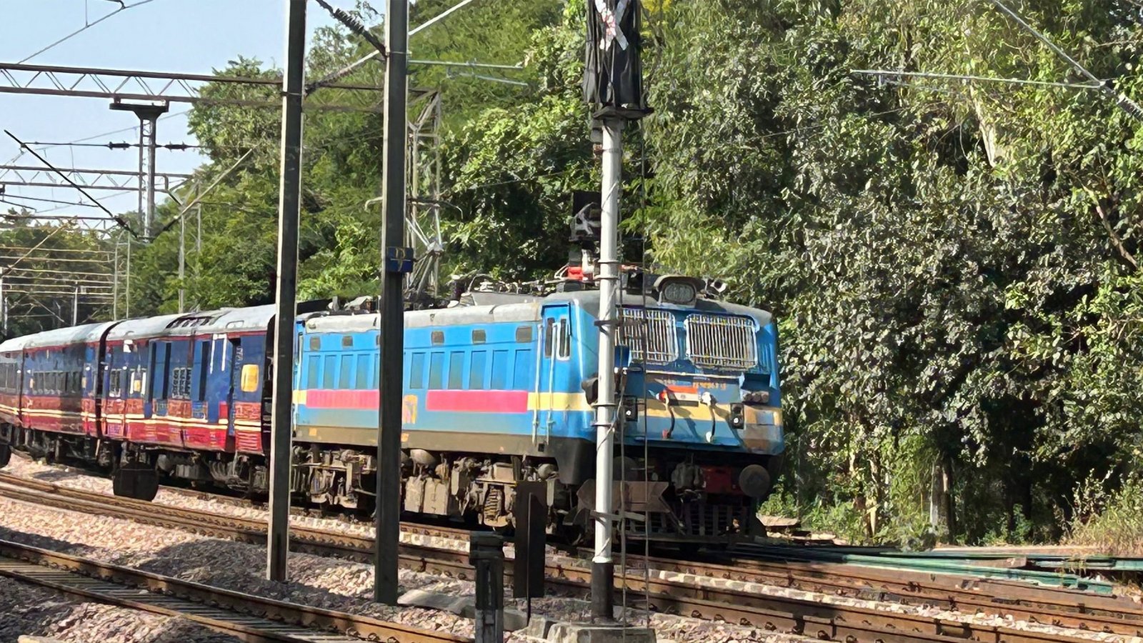 Deccan Odyssey im Süden von Neu-Dehli. Der Luxuszug mit 21 Waggons wird hier auf die nächste Reise vorbereitet.Foto: SWR/Alexander Schweitzer Deccan Odyssey im Süden von Neu-Dehli. Der Luxuszug mit 21 Waggons wird hier auf die nächste Reise vorbereitet.Foto: SWR/Alexander Schweitzer