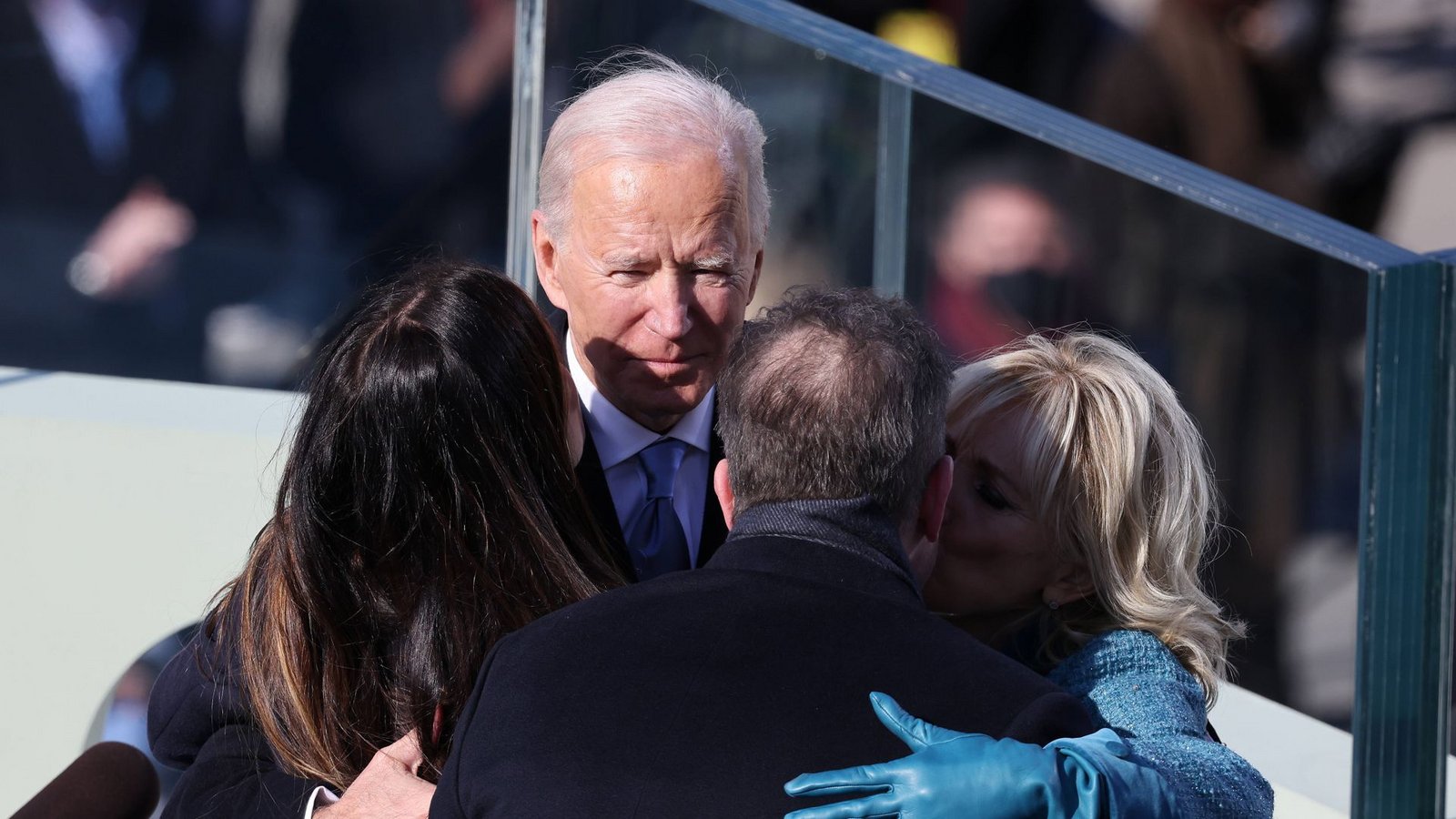 Joe Biden umarmt bei seiner Vereidigung im Januar 2021 seine Tochter, Ashley, seinen Sohn Hunter und seine Frau Jill.Foto: imago images//CNPPool / MediaPunch Joe Biden umarmt bei seiner Vereidigung im Januar 2021 seine Tochter, Ashley, seinen Sohn Hunter und seine Frau Jill.Foto: imago images//CNPPool / MediaPunch