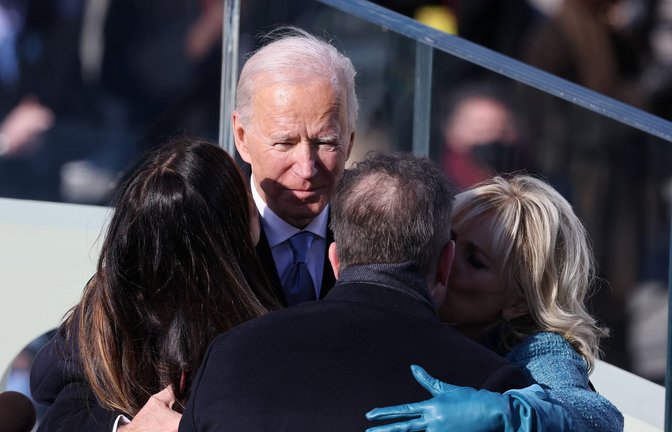 Joe Biden umarmt bei seiner Vereidigung im Januar 2021 seine Tochter, Ashley, seinen Sohn Hunter und seine Frau Jill.<span class='image-autor'>Foto: imago images//CNPPool / MediaPunch</span>