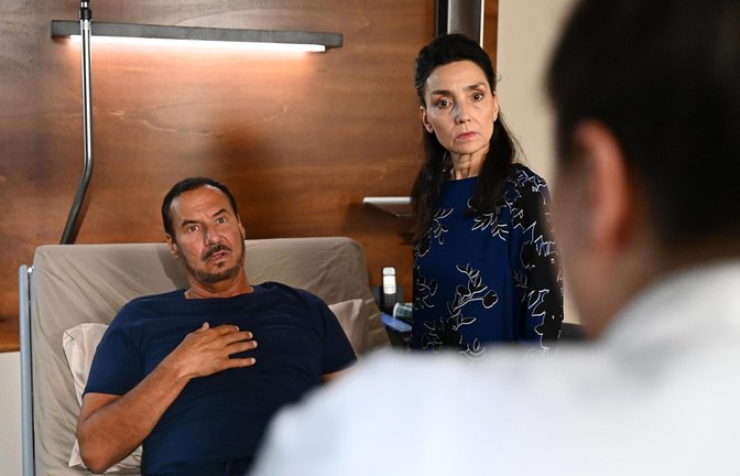 Vanessa (Julia Augustin, r.) verschweigt Richard (Silvan-Pierre Leirich) aus Sorge die Wahrheit über seinen Zustand. In der Mitte Simone (Tatjana Clasing)<span class='image-autor'>Foto: RTL / Julia Feldhagen</span>