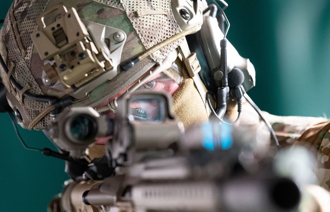 Ein KSK-Soldat beim Schießtraining der Eliteeinheit in Calw: Dauerstress bei Blitzlicht.<span class='image-autor'>Foto: dpa/Marijan Murat</span>