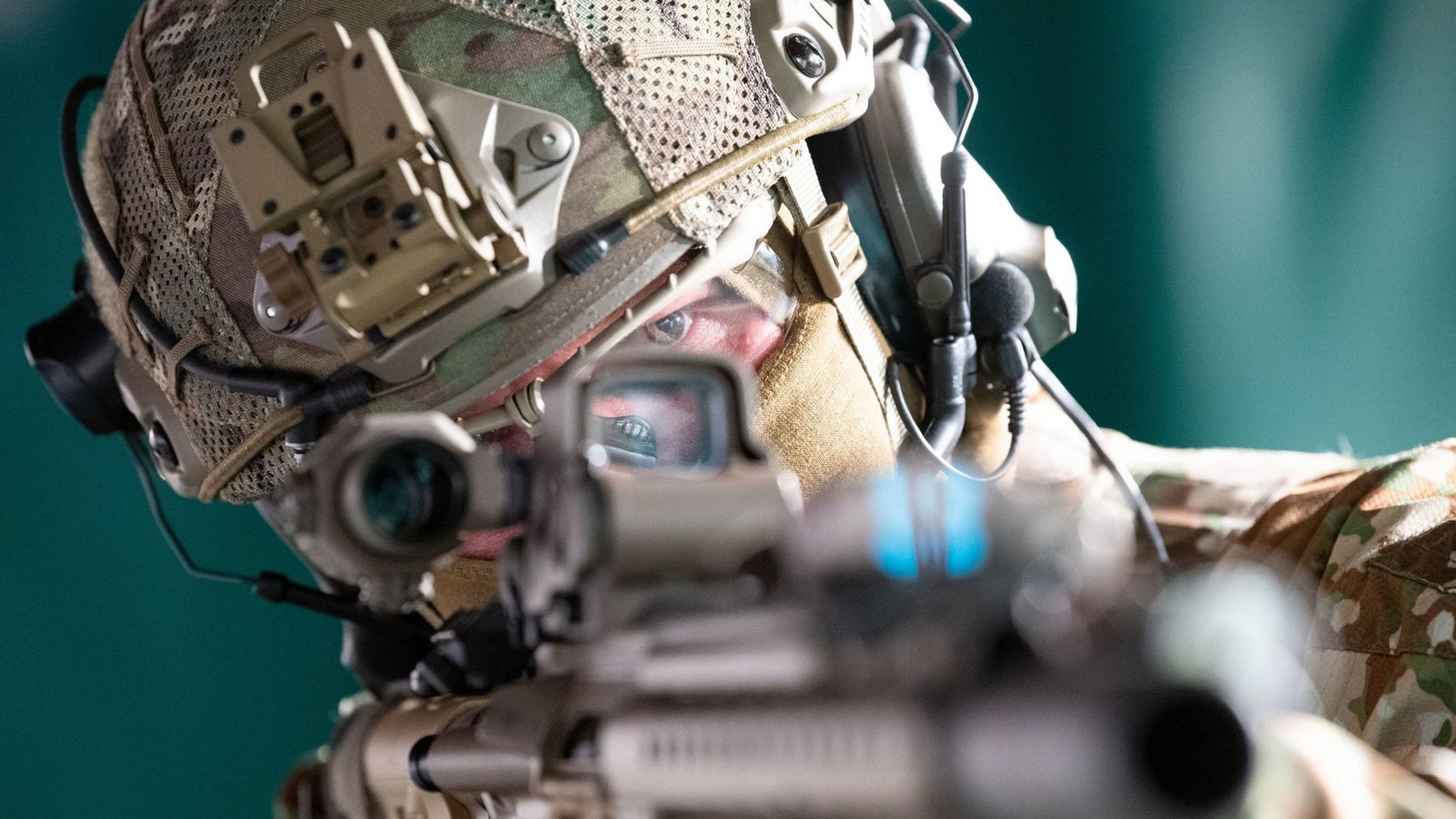 Ein KSK-Soldat beim Schießtraining der Eliteeinheit in Calw: Dauerstress bei Blitzlicht.Foto: dpa/Marijan Murat