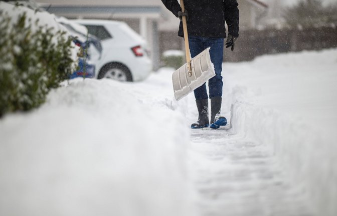 Erst Schneeschippen, dann das richtige Streumittel wählen. (Symbolbild)<span class='image-autor'>Foto: imago images/Kirchner-Media/Wedel</span>