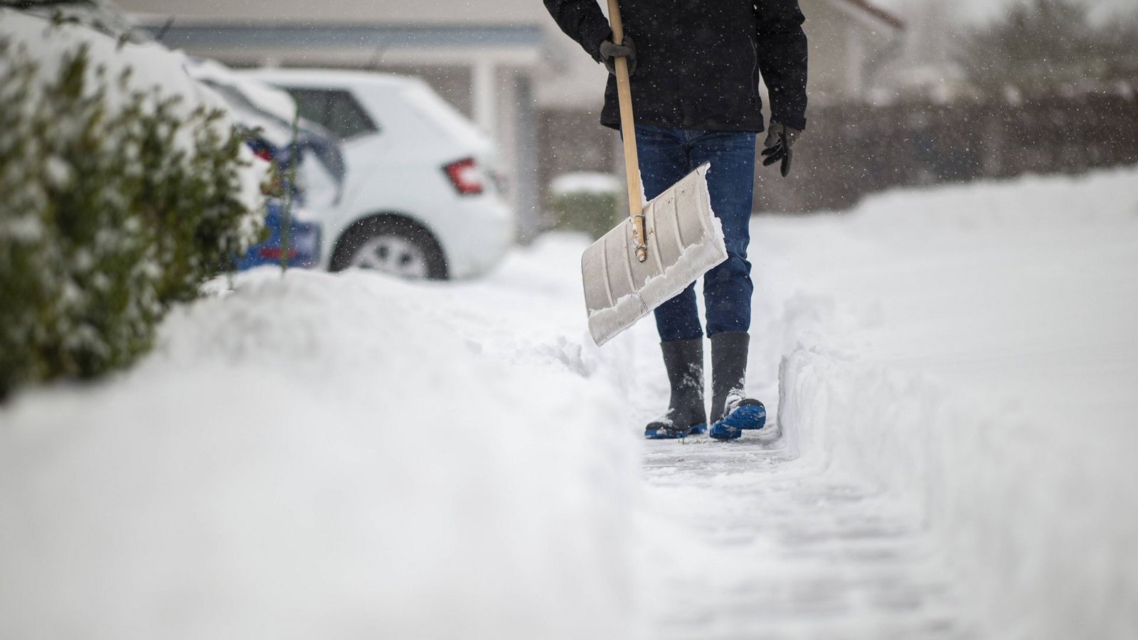 Erst Schneeschippen, dann das richtige Streumittel wählen. (Symbolbild)Foto: imago images/Kirchner-Media/Wedel