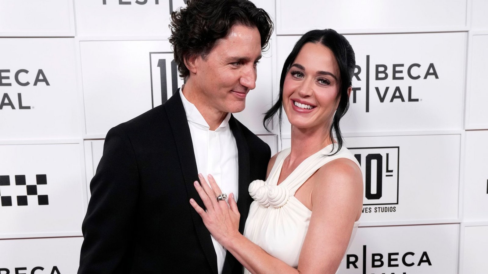 Popstar Katy Perry (41) hat sich bei der Premiere ihres neuen Films erstmals mit ihrem Partner, dem früheren kanadischen Premierminister Justin Trudeau (54), auf dem roten Teppich gezeigt.Foto: Charles Sykes/Invision/AP/dpa