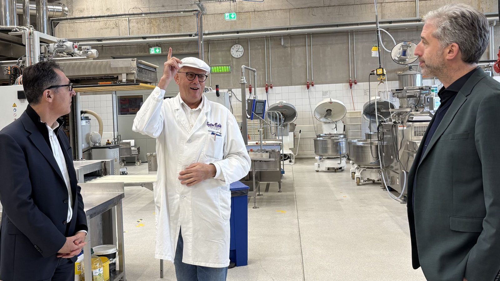 Der Tübinger Bäckermeister Hermann Leimgruber (Mitte) führt bei einem Grünen-Wahlkampftermin Cem Özdemir (li.) und Boris Palmer durch seine Bäckerei „Cafe Lieb“.Foto: StZN/Dürr Der Tübinger Bäckermeister Hermann Leimgruber (Mitte) führt bei einem Grünen-Wahlkampftermin Cem Özdemir (li.) und Boris Palmer durch seine Bäckerei „Cafe Lieb“.Foto: StZN/Dürr