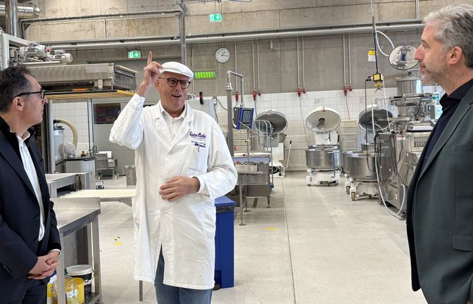 Der Tübinger Bäckermeister Hermann Leimgruber (Mitte) führt bei einem Grünen-Wahlkampftermin Cem Özdemir (li.) und Boris Palmer durch seine Bäckerei „Cafe Lieb“.<span class='image-autor'>Foto: StZN/Dürr</span>