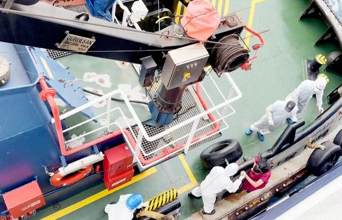 Drei Tote nach Hantavirus-Ausbruch auf Kreuzfahrtschiff: Das Gesundheitspersonal verlässt die unter niederländischer Flagge fahrende MV Hondius.<span class='image-autor'>Foto: Qasem Elhato/dpa</span>