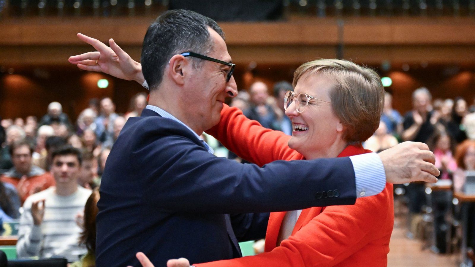 Die Spitzenkandidatin für die Bundestagswahl, Franziska Brantner, herzt Cem Özdemir, der die Partei 2026 in den Landtagswahlkampf führen will.Foto: dpa/Bernd Weißbrod Die Spitzenkandidatin für die Bundestagswahl, Franziska Brantner, herzt Cem Özdemir, der die Partei 2026 in den Landtagswahlkampf führen will.Foto: dpa/Bernd Weißbrod