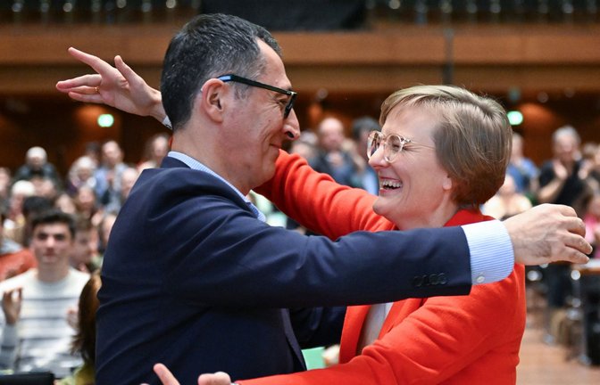 Die Spitzenkandidatin für die Bundestagswahl, Franziska Brantner, herzt Cem Özdemir, der die Partei 2026 in den Landtagswahlkampf führen will.<span class='image-autor'>Foto: dpa/Bernd Weißbrod</span>