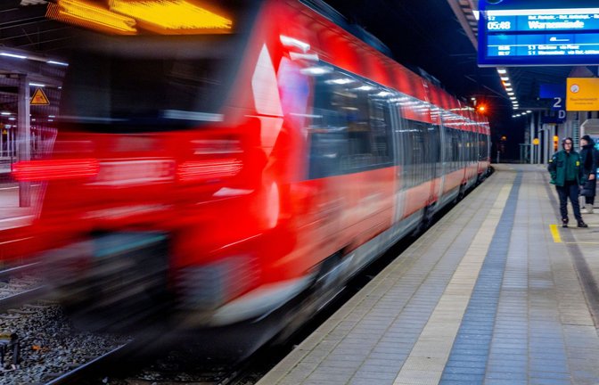 Auch während der Streikwochen fahren Züge, allerdings bedeutend wenige als sonst. (Symbolbild)<span class='image-autor'>Foto: dpa/Jens Büttner</span>