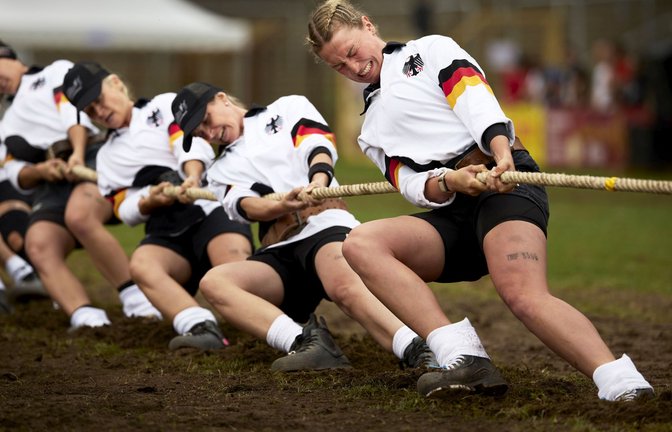 Theresa Schwegler (rechts) zieht auf Position eins.<span class='image-autor'>Foto: Gottfried Stoppel</span>