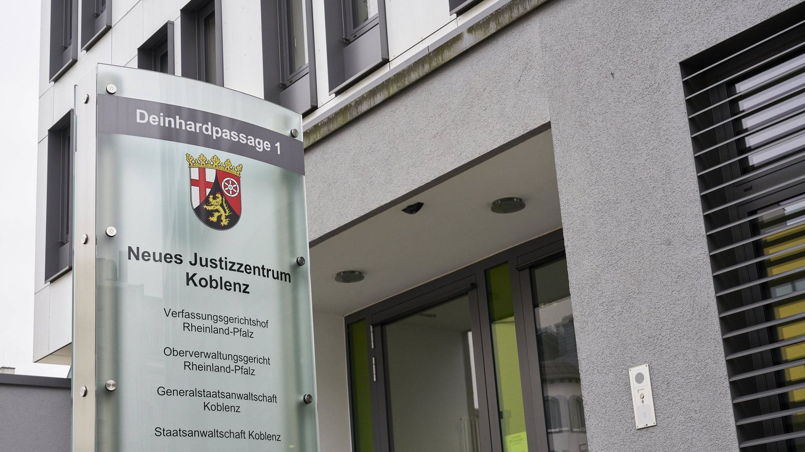 Das Verfassungsgericht in Koblenz bestätigt im Eilverfahren den Ausschluss eines 16-jährigen Schülers bis zum Ende des Schuljahres. (Symbolfoto).Foto: IMAGO/Sascha Ditscher