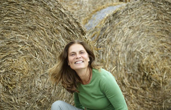 Sarah Wiener ist Köchin, Unternehmerin, Bio-Landwirtin und Politikerin. Mit ihrer Stiftung  möchte sie so vielen Kindern wie möglich erfahrbares Wissen über gesunde Nahrungsmittel und deren Ursprung zu vermitteln.<span class='image-autor'>Foto: Laurence Chaperon</span>