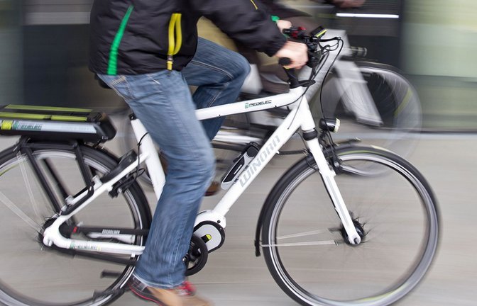 Die Pedelec-Fahrer stießen zusammen. (Symbolbild)<span class='image-autor'>Foto: dpa/Daniel Karmann</span>