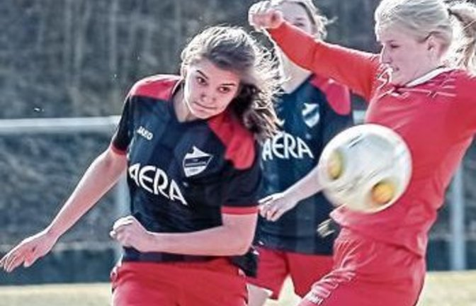 Lena Müller (links) ließ den SV Horrheim mit ihrem Freistoßtor – ihrem zweiten Treffer gegen Feuerbach – jubeln.  Foto: Archiv/Simecek