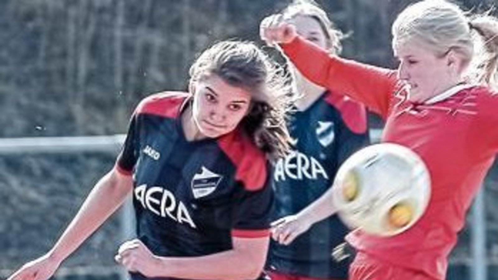Lena Müller (links) ließ den SV Horrheim mit ihrem Freistoßtor – ihrem zweiten Treffer gegen Feuerbach – jubeln. Foto: Archiv/Simecek Lena Müller (links) ließ den SV Horrheim mit ihrem Freistoßtor – ihrem zweiten Treffer gegen Feuerbach – jubeln. Foto: Archiv/Simecek