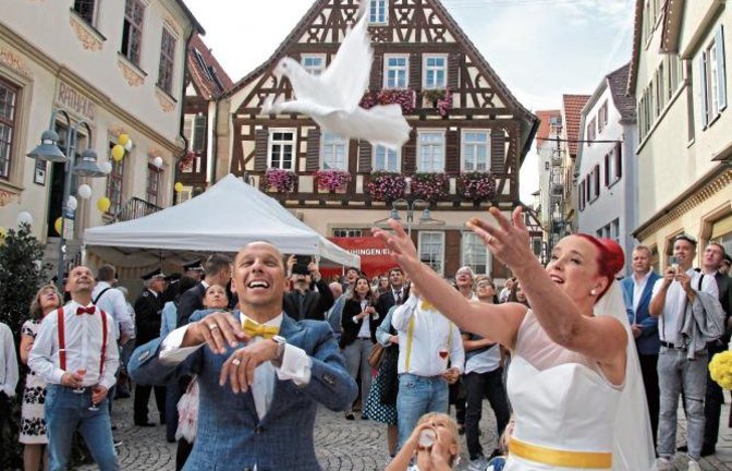 Frisch vermählt lassen Thomas und Susi Korz am Samstagnachmittag weiße Tauben fliegen. Getraut wurde der Kommandant der Vaihinger Feuerwehr im Rathaus natürlich von Oberbürgermeister Gerd Maisch persönlich. Die Kameraden von der Feuerwehr standen Spalier 