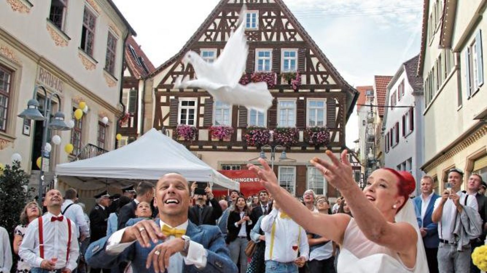 Frisch vermählt lassen Thomas und Susi Korz am Samstagnachmittag weiße Tauben fliegen. Getraut wurde der Kommandant der Vaihinger Feuerwehr im Rathaus natürlich von Oberbürgermeister Gerd Maisch persönlich. Die Kameraden von der Feuerwehr standen Spalier Frisch vermählt lassen Thomas und Susi Korz am Samstagnachmittag weiße Tauben fliegen. Getraut wurde der Kommandant der Vaihinger Feuerwehr im Rathaus natürlich von Oberbürgermeister Gerd Maisch persönlich. Die Kameraden von der Feuerwehr standen Spalier
